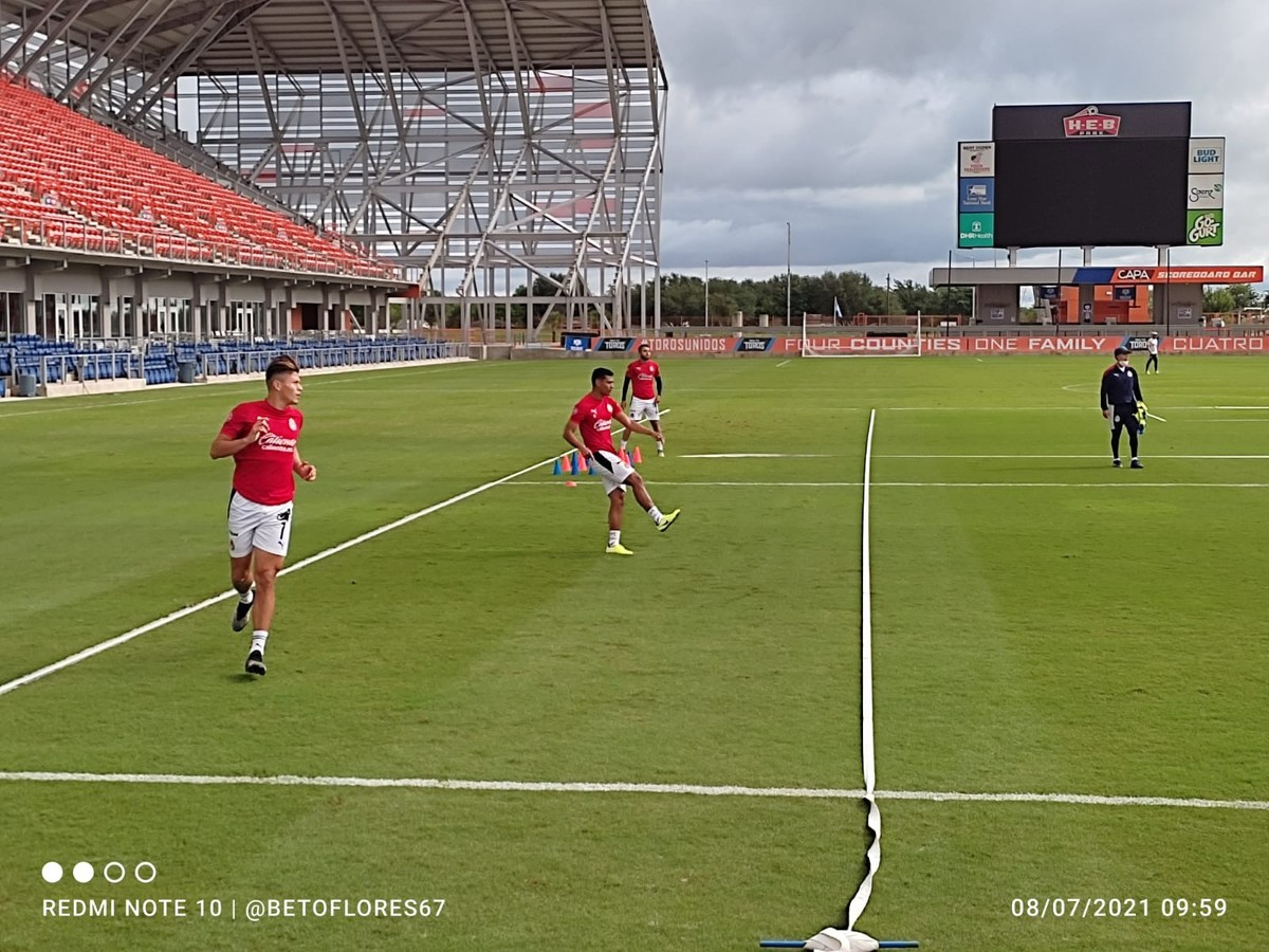Chivas entrena en el HEB Park de cara al duelo ante Monterrey (Roberto Flores)