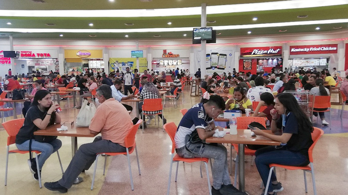 Por covid-19, reducen aforos y horarios de lugares públicos en Nuevo León