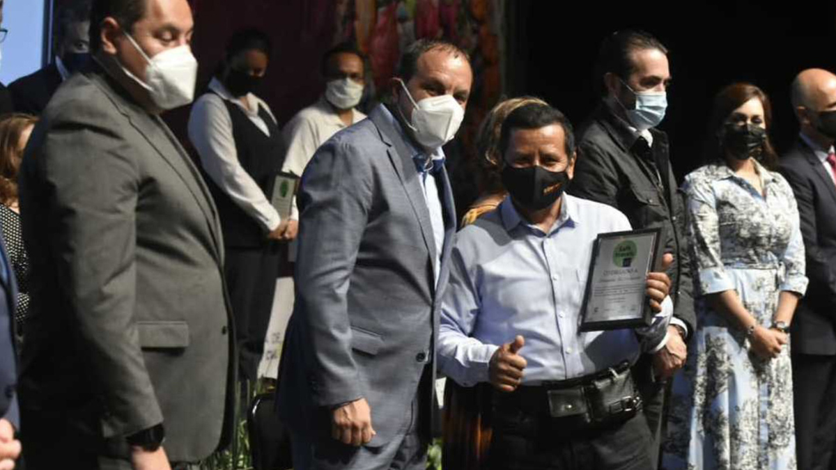 Cuauhtémoc Blanco entrega sello 'Safe Travels' a prestadores