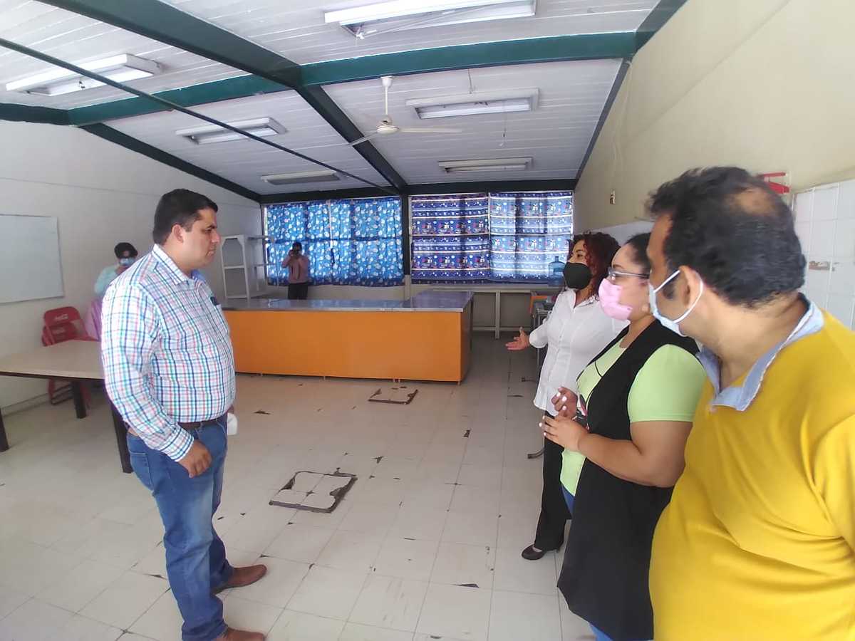 Homero Martínez Cabrera, visitó el plantel de estudios del CAM Margarita Maza de Juárez. (Especial)