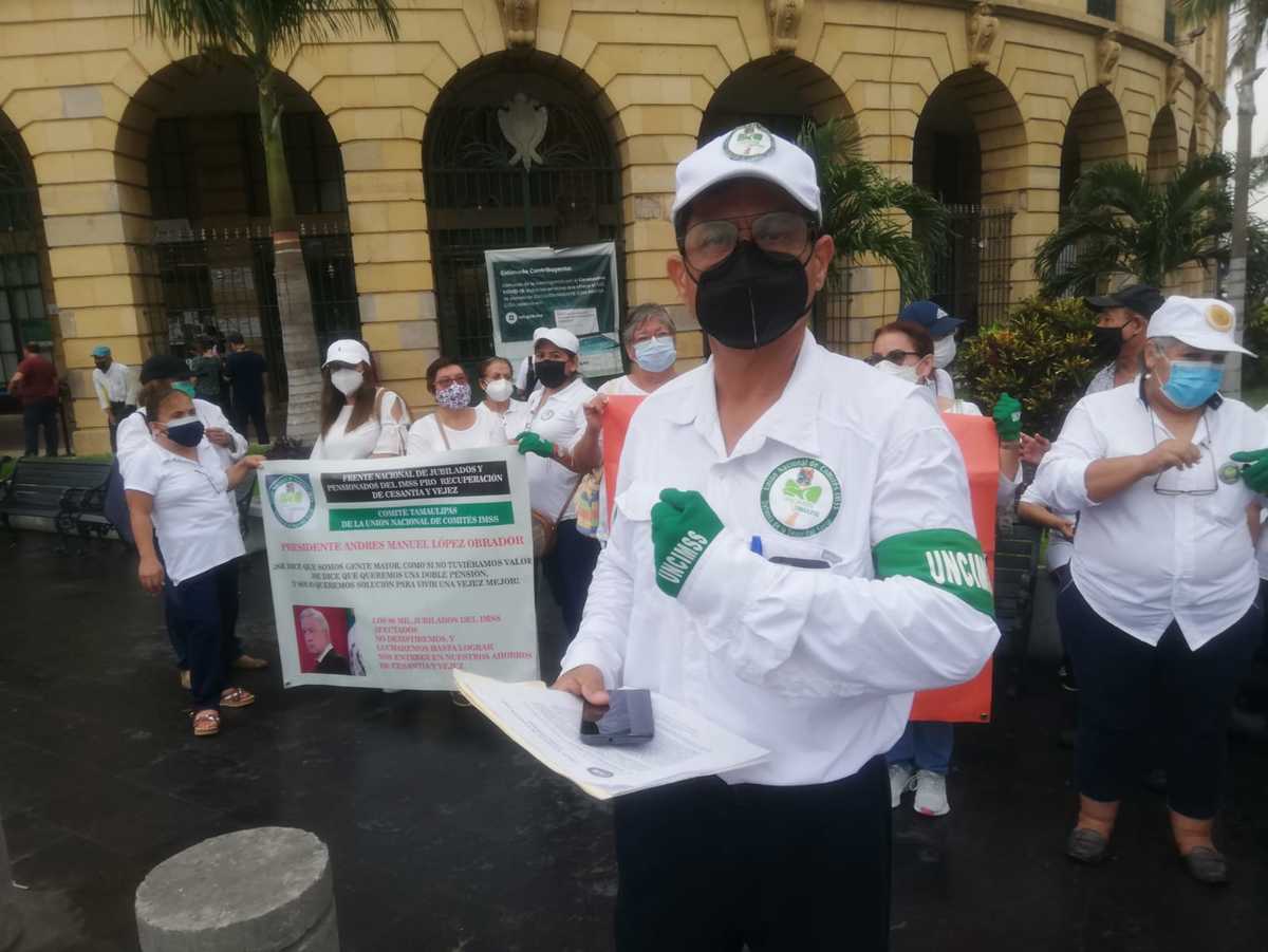Jubilados IMSS se manifiestan a las afueras del SAT. (Sergio Sánchez)
