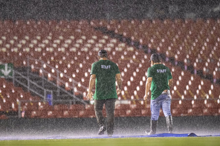 La lluvia hizo de las suyas una vez más con los Mariachis de Jalisco. (Cortesía)