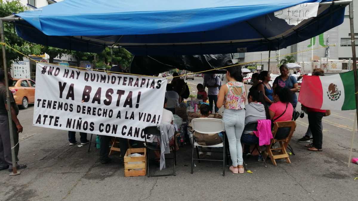 Las madres mantendrán su plantón para exigir los medicamentos oncológicos. (Isabel Zamudio)