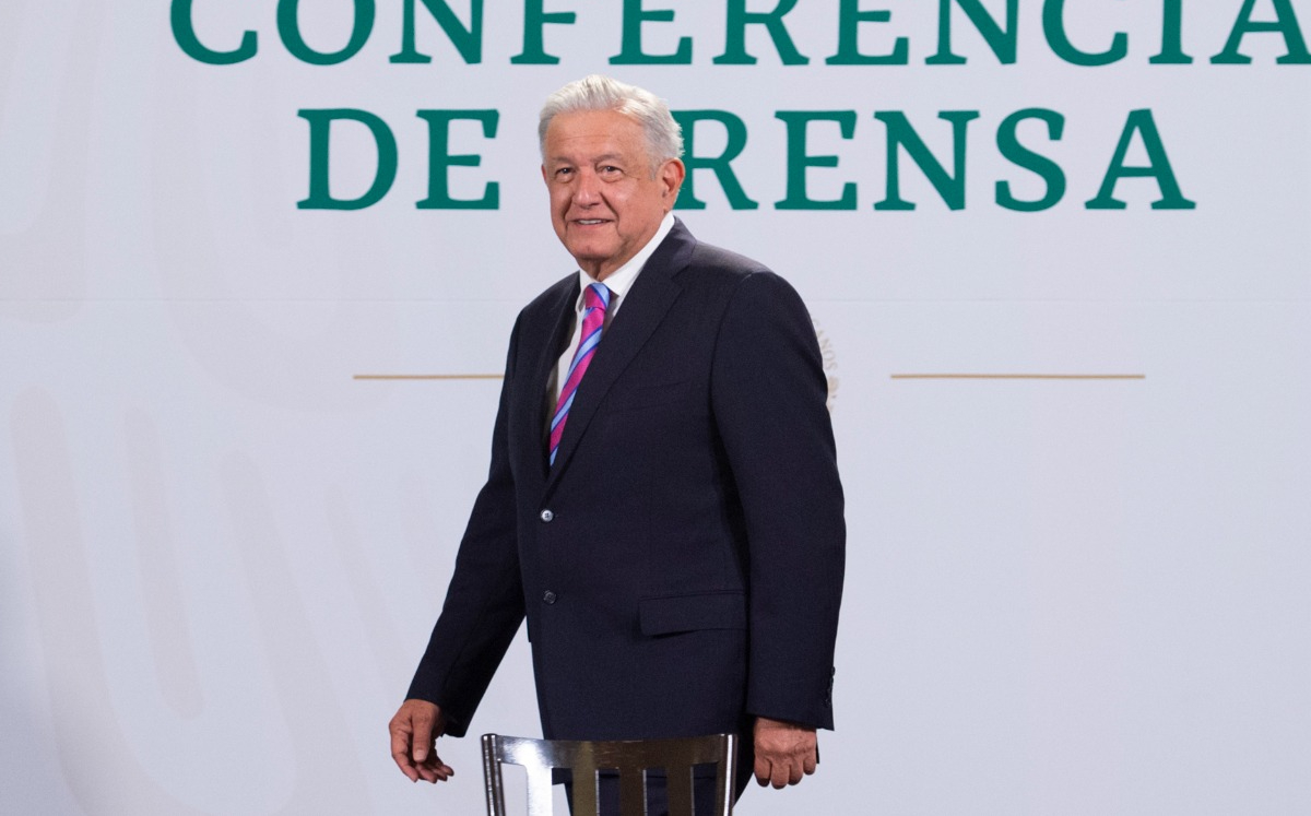 El mandatario a su llegada a la conferencia mañanera de hoy en Palacio Nacional. (Cortesía)