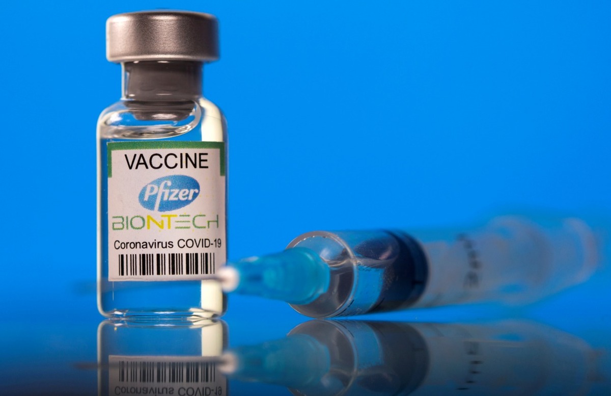 Pfizer desarrolla vacuna contra variante de covid-19 | Reuters