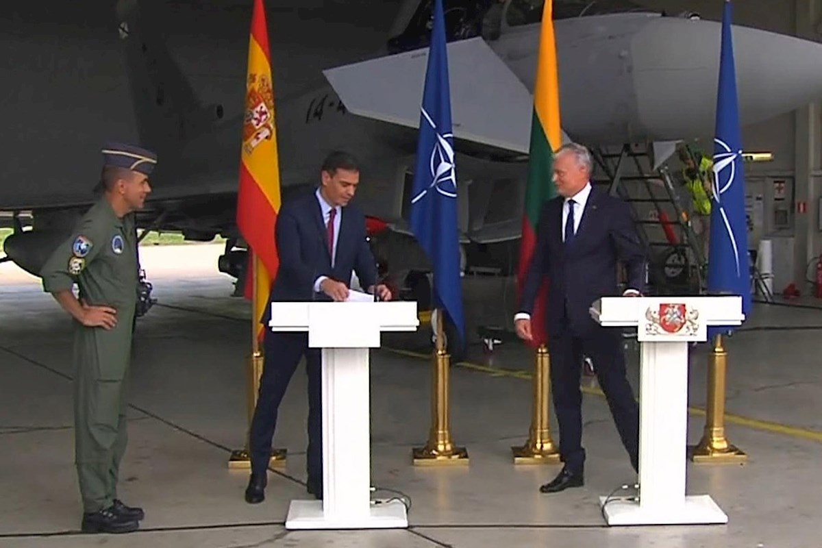 El presidente de España, Pedro Sánchez, y su homólogo de Lituania, Gitanas Nauseda. | EFE