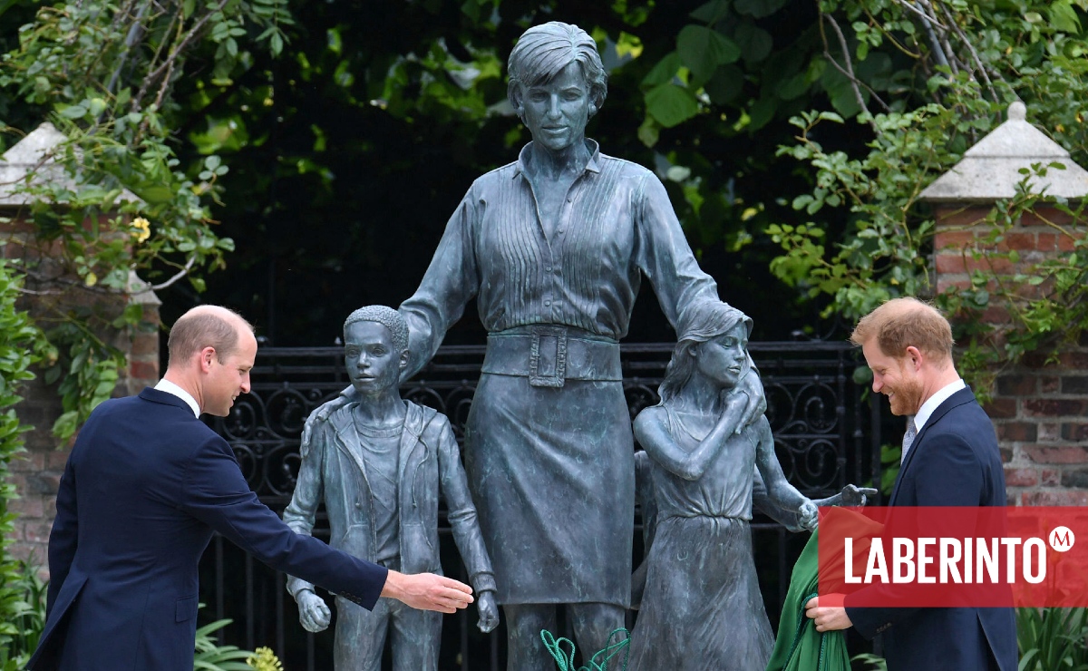 Los príncipes William y Harry se reúnen frente a la estatua de Diana Spencer, del escultor Ian Rank Broadley. (Foto: Dominic Lipinski | AP)