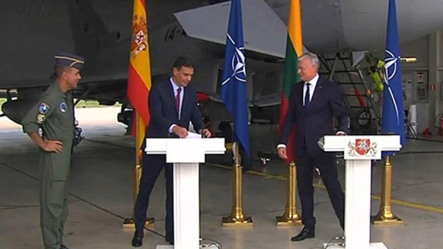 Sánchez y Nauseda abandonan conferencia de prensa tras amenaza aérea en Lituania