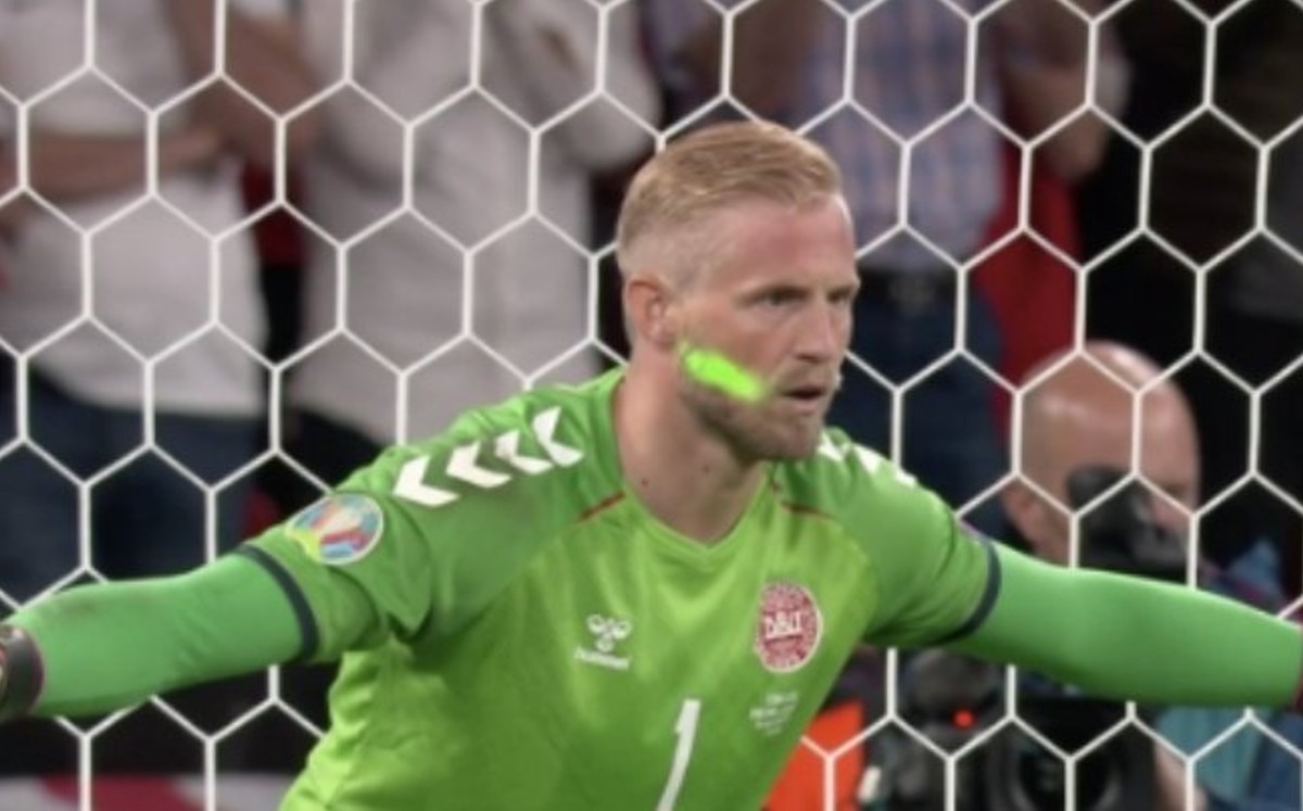 UEFA investiga a Inglaterra por uso de láser contra Schmeichel en la Eurocopa (Especial)