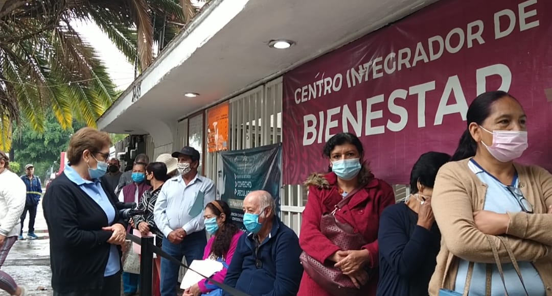 Adultos mayores acuden a registrarse a las oficinas de la Secretaría del Bienestar en Guadalajara (Roberto Hurtado)