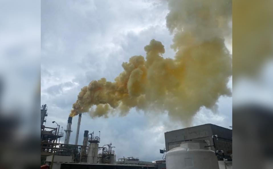Captan nube amarilla de presunto amoniaco en refinería de Salamanca