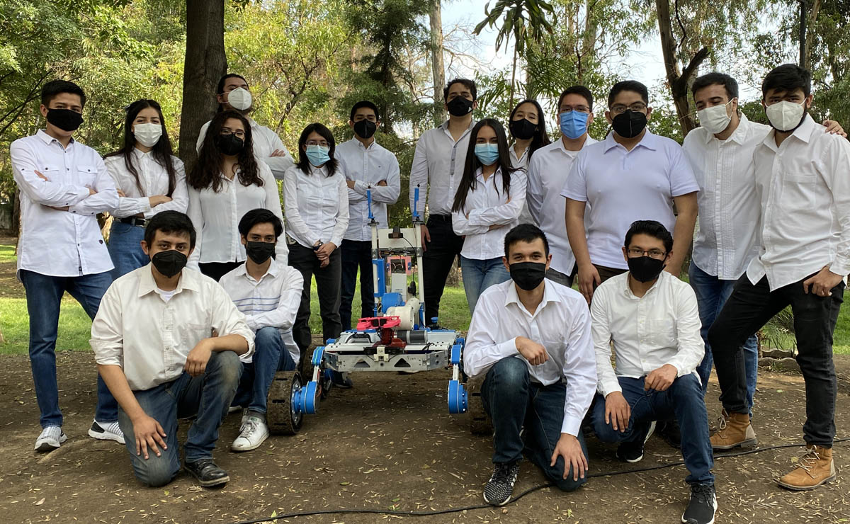 Equipo de Quantum Robotics posa con el rover (Cortesía)