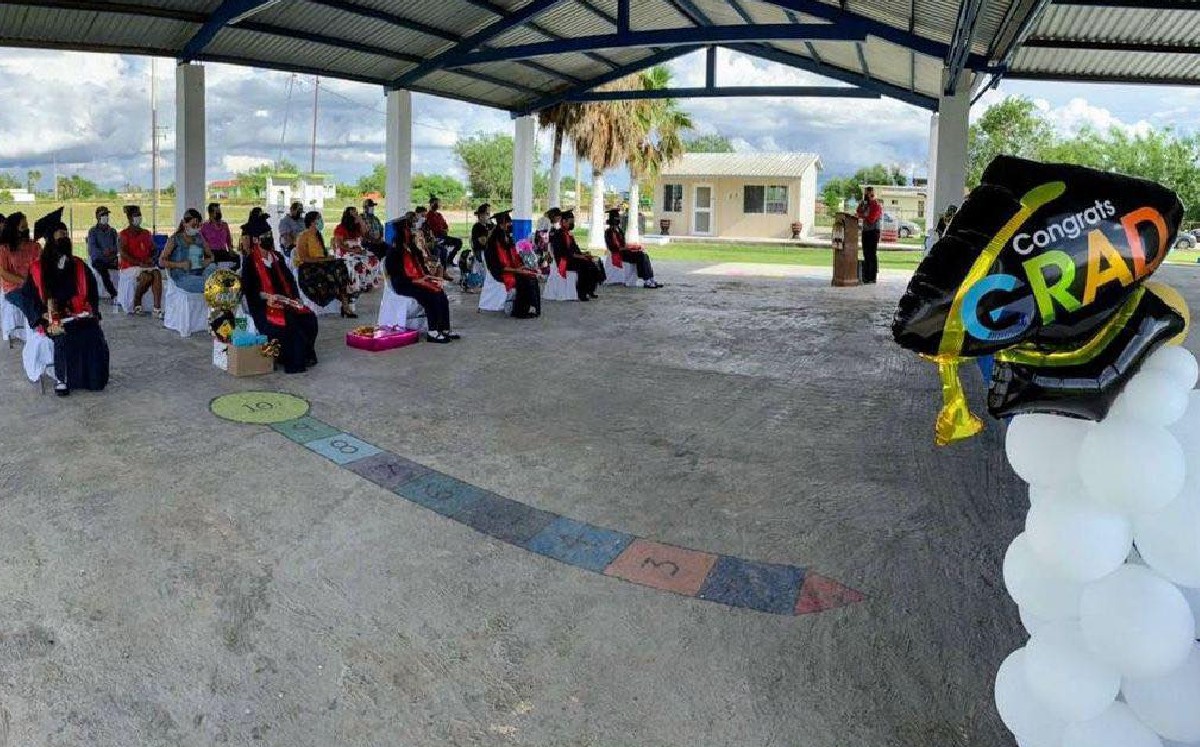 Graduación en una escuela que está en plan piloto de clases presenciales. (Facebook)