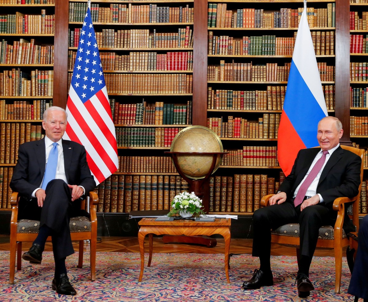 Joe Biden y Vladimir Putin durante su pasada reunión bilateral en Ginebra. (Reuters / Archivo)