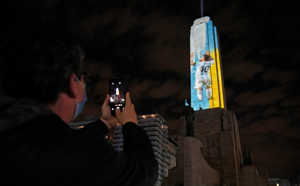 Lionel Messi en el Monumento a la Bandera argentina (AFP)