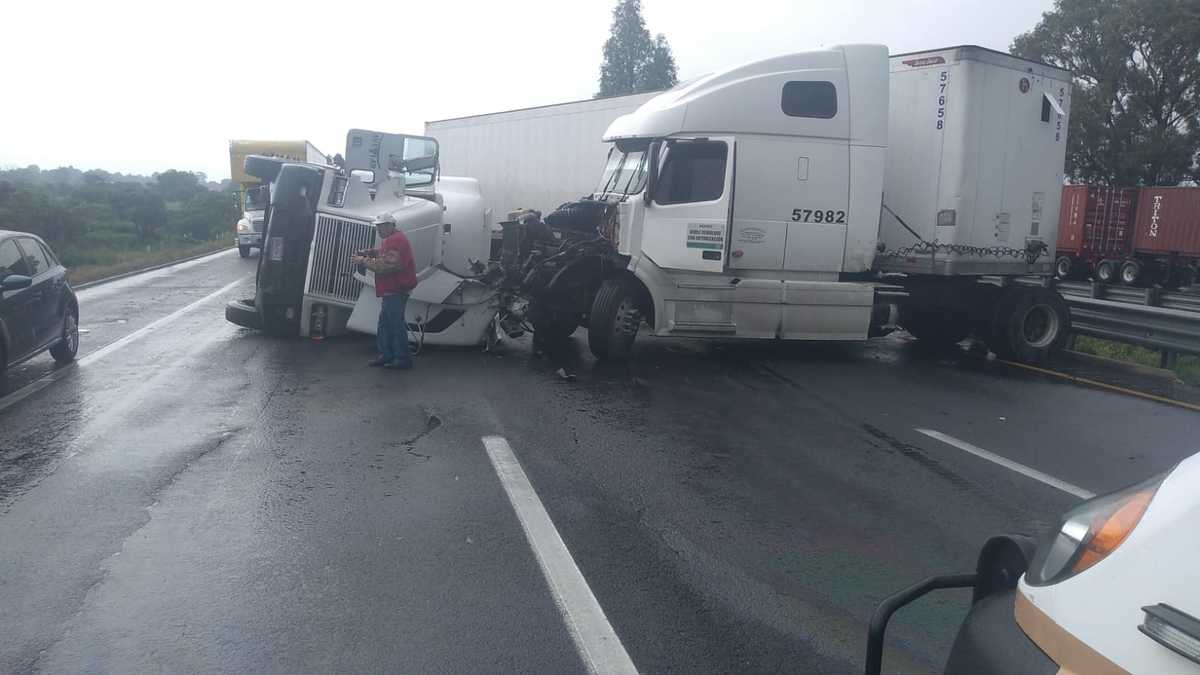 Al parecer ocurrió porque el conductor de un tráiler perdió el control  de la unidad. (Especial)