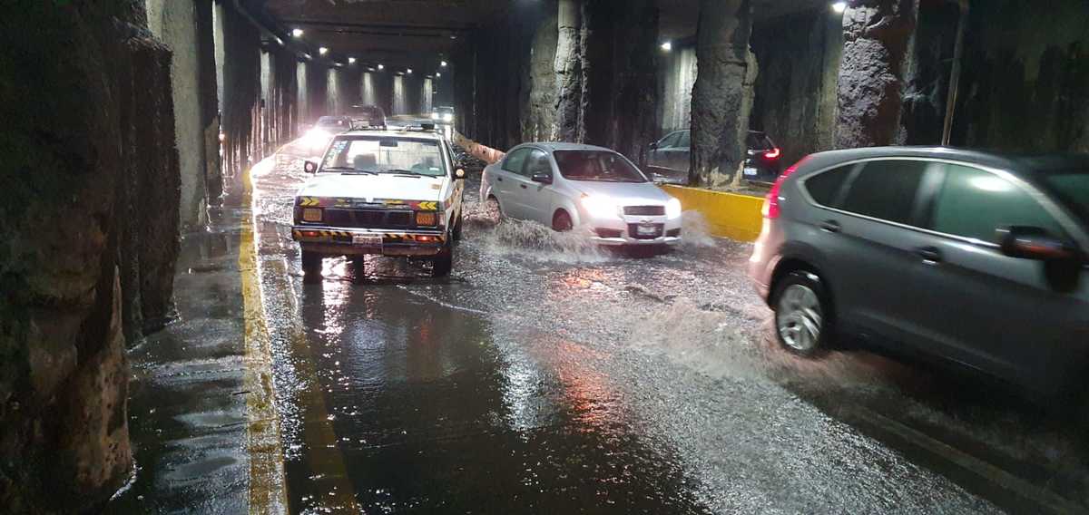 Paso de glorieta Colón en Guadalajara con agua acumulada tras lluvia del jueves (Juan Carlos Munguía)