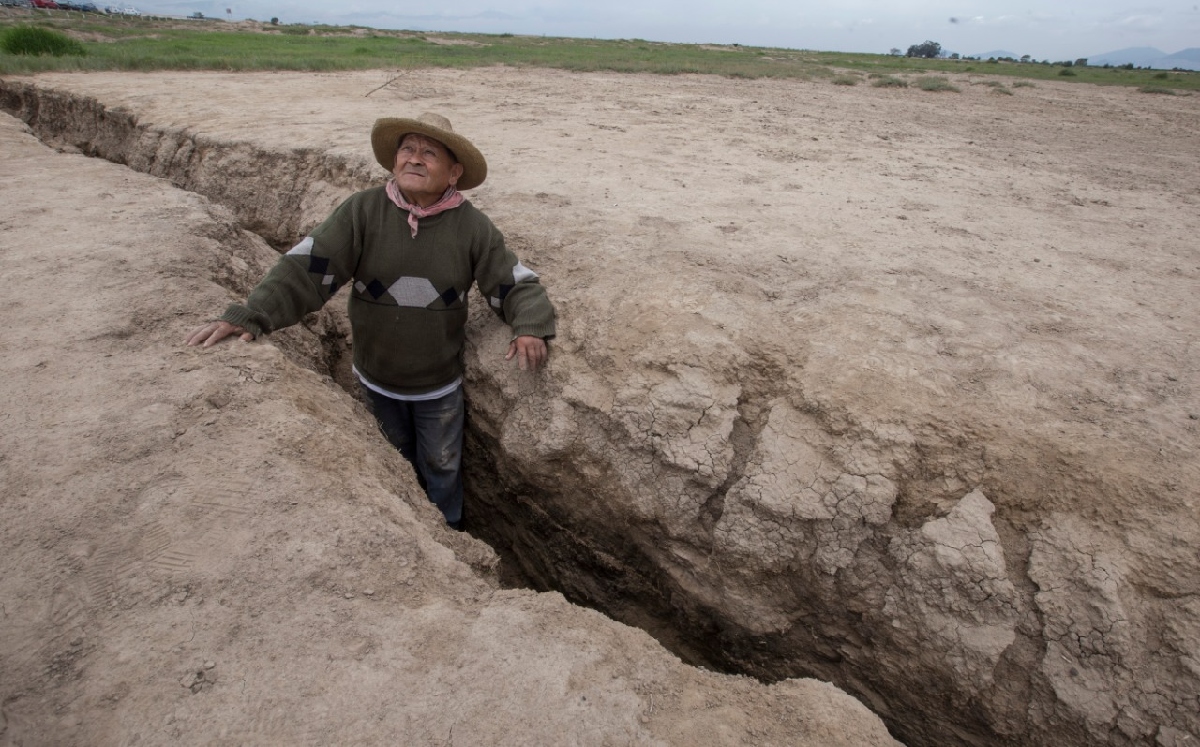 Los pobladores atribuyen las grietas a la excesiva explotación de los mantos acuíferos de la zona. (Jesús Quintanar)