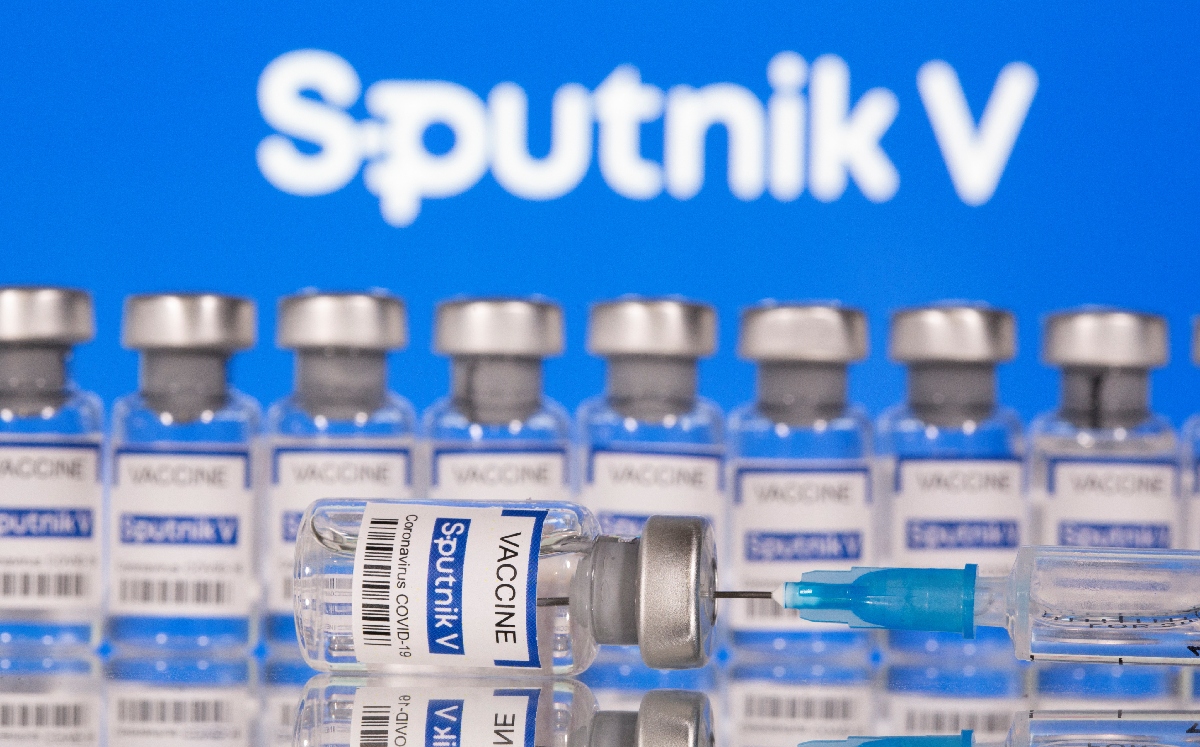 Viales con la etiqueta de la vacuna Sputnik contar el covid-19. (Reuters)