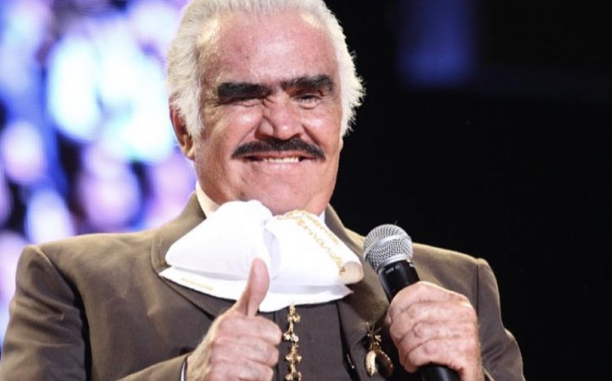 Vicente Fernández estuvo acompañado de su esposa a la salida del hospital (Instagram).