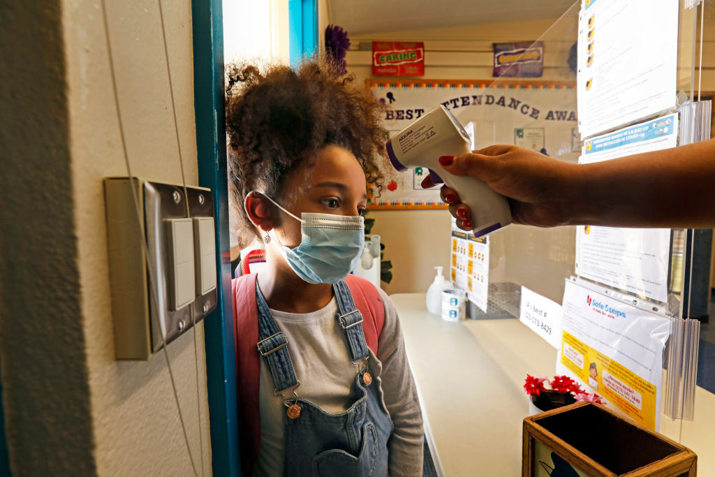 Autoridades de salud afirmaron que el uso de cubrebocas garantizará mayor seguridad para el regreso a clases de otoño. / Fotografía: Getty Images.