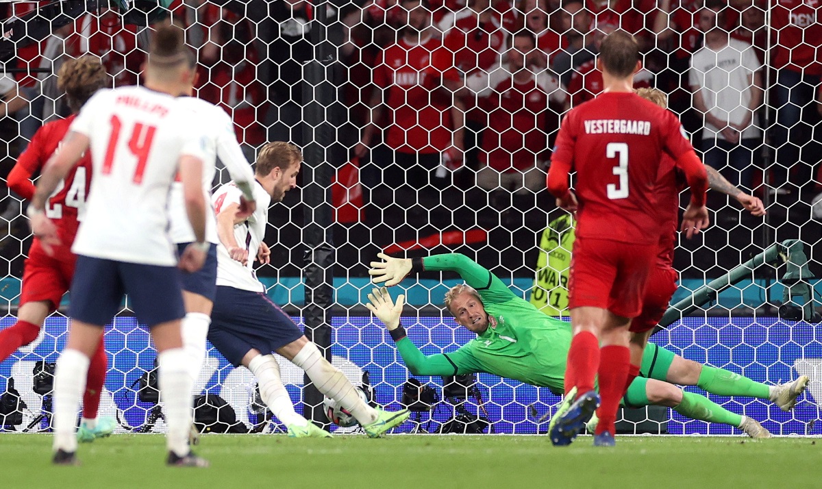 Harry Kane tirando un penal en partido contra Dinamarca (Reuters)