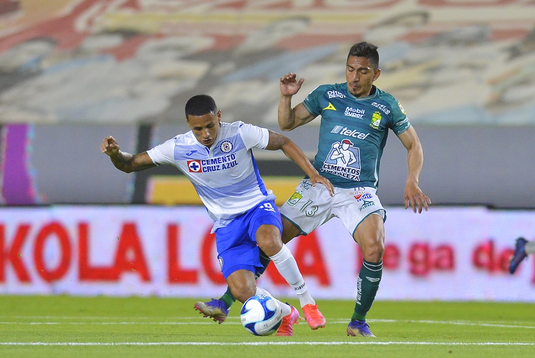 León y Cruz Azul durante un partido de la Liga MX (Imago7)