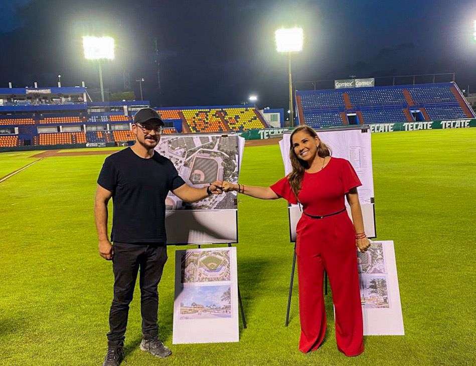 Mara Lezama en estadio de beisbol