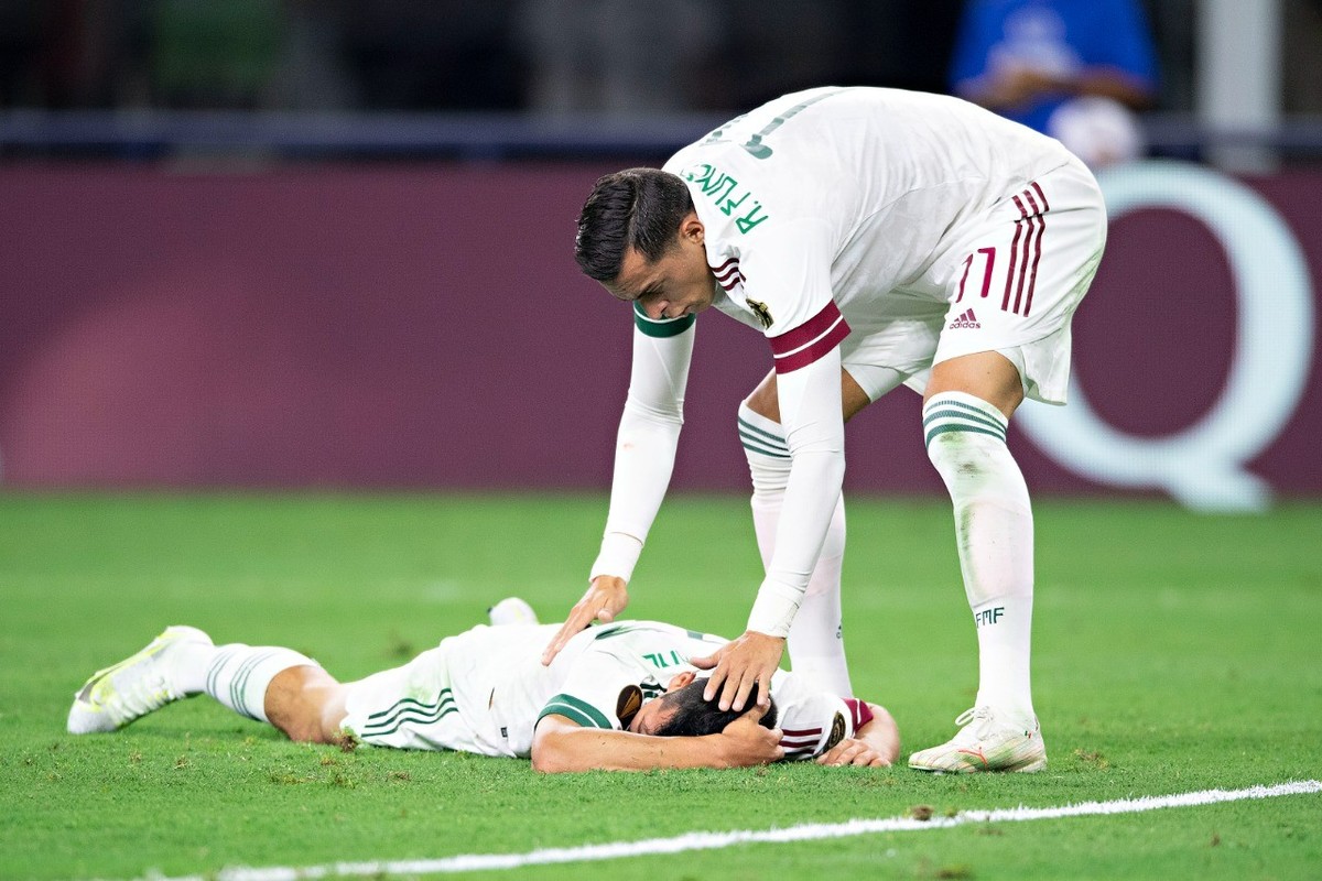 Rogelio Funes Mori revisa a Hirving Lozano (Imago7)