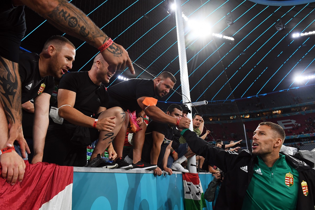 Roland Varga junto a aficionados de Hungría tras duelo frente a Alemania (Reuters)
