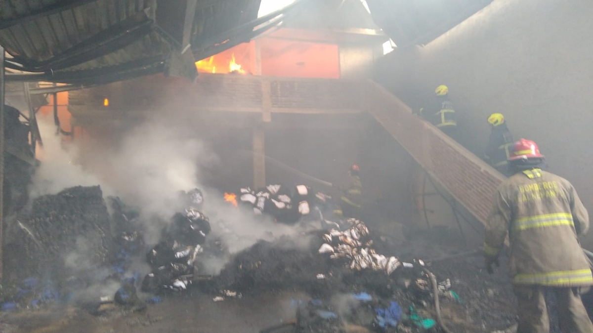Bomberos en incendio, Edomex.