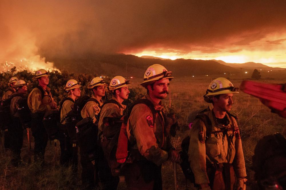 Bomberos monitorean el 'Sugar Fire', en Doyle, California, el 9 de julio de 2021. (Noah Berger/AP)