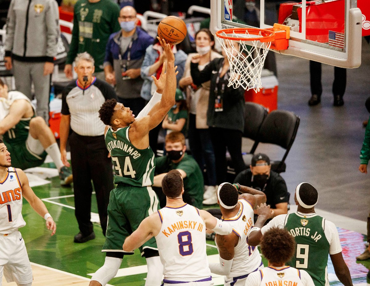 Bucks vence a Suns en el Juego 3 de las NBA Finals (Reuters)