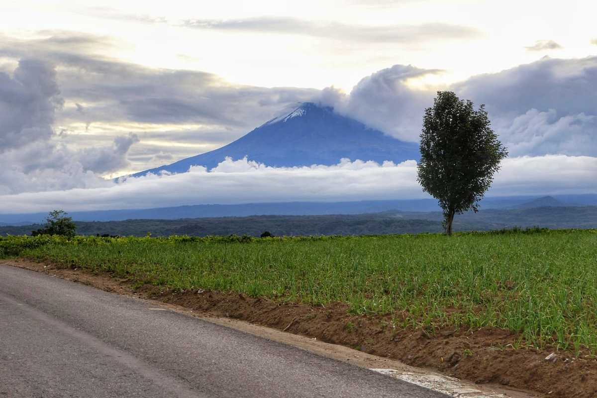 Una cadena de nubes parecen formar un cinturón en torno al volcán Popocatépetl | Andrés Lobato