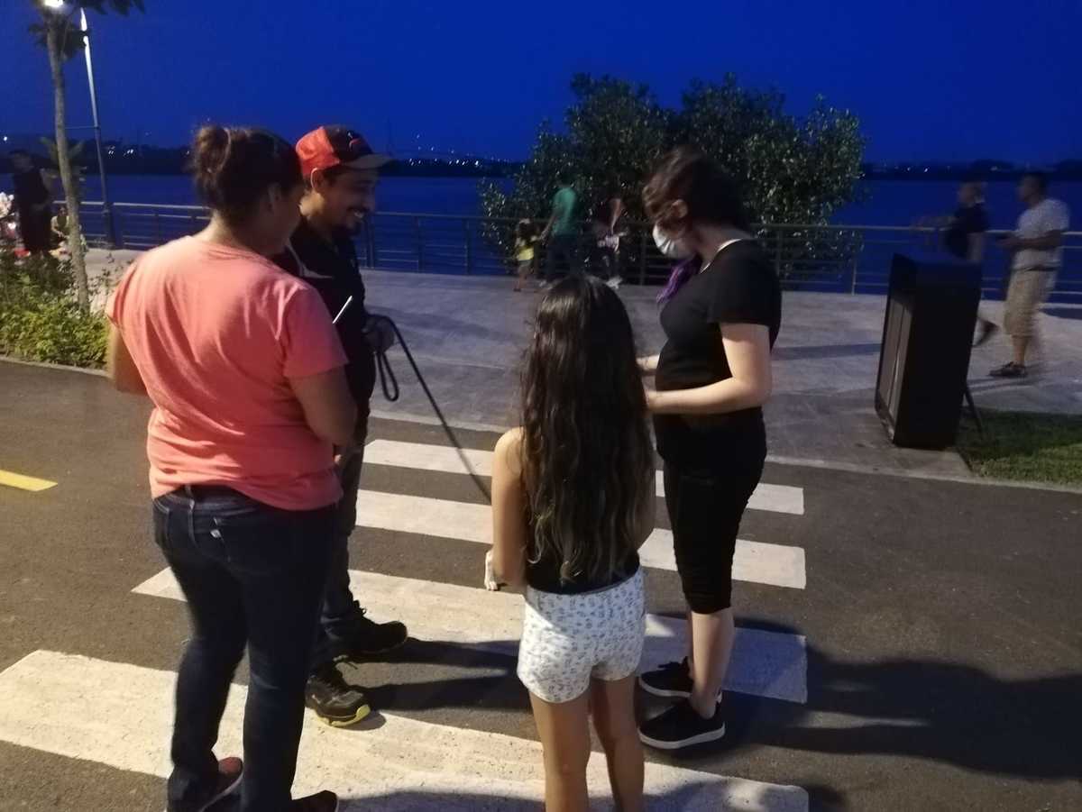 Familia tamaulipeca venden galletas para perros para apoyar a refugio de animales. (Antonio Campos)