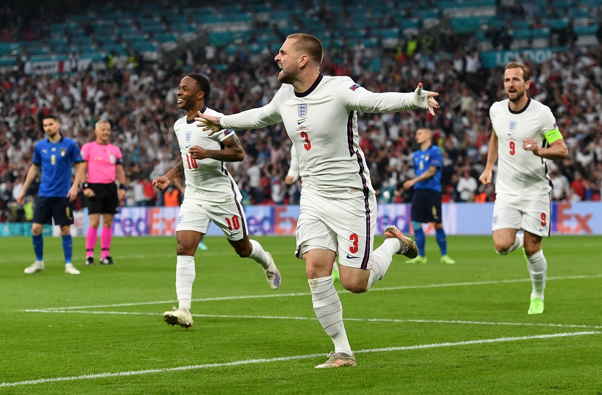 Luke Shaw en festejo de gol con Inglaterra (Reuters)