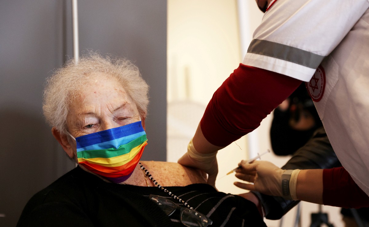 Aproximadamente la mitad de los 46 pacientes actualmente hospitalizados en Israel en estado grave están vacunados. | Reuters
