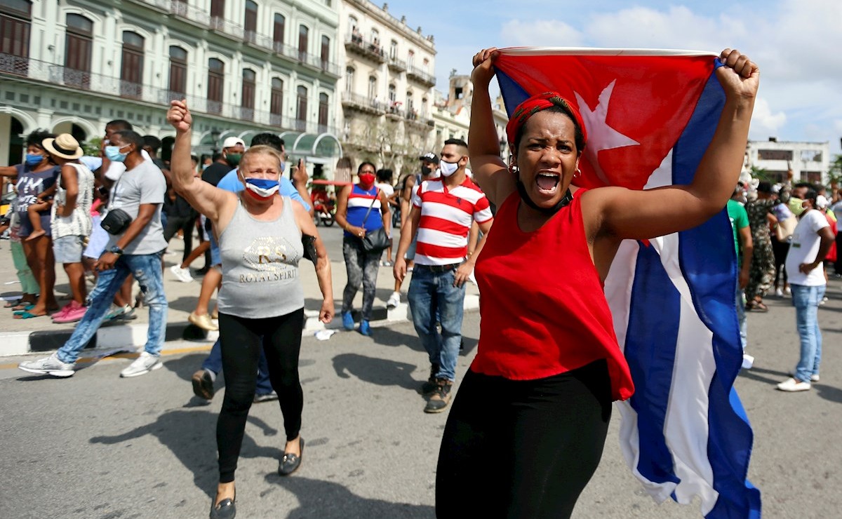 Una mujer manifiesta su apoyo al gobierno cubano en una calle en La Habana. | EFE