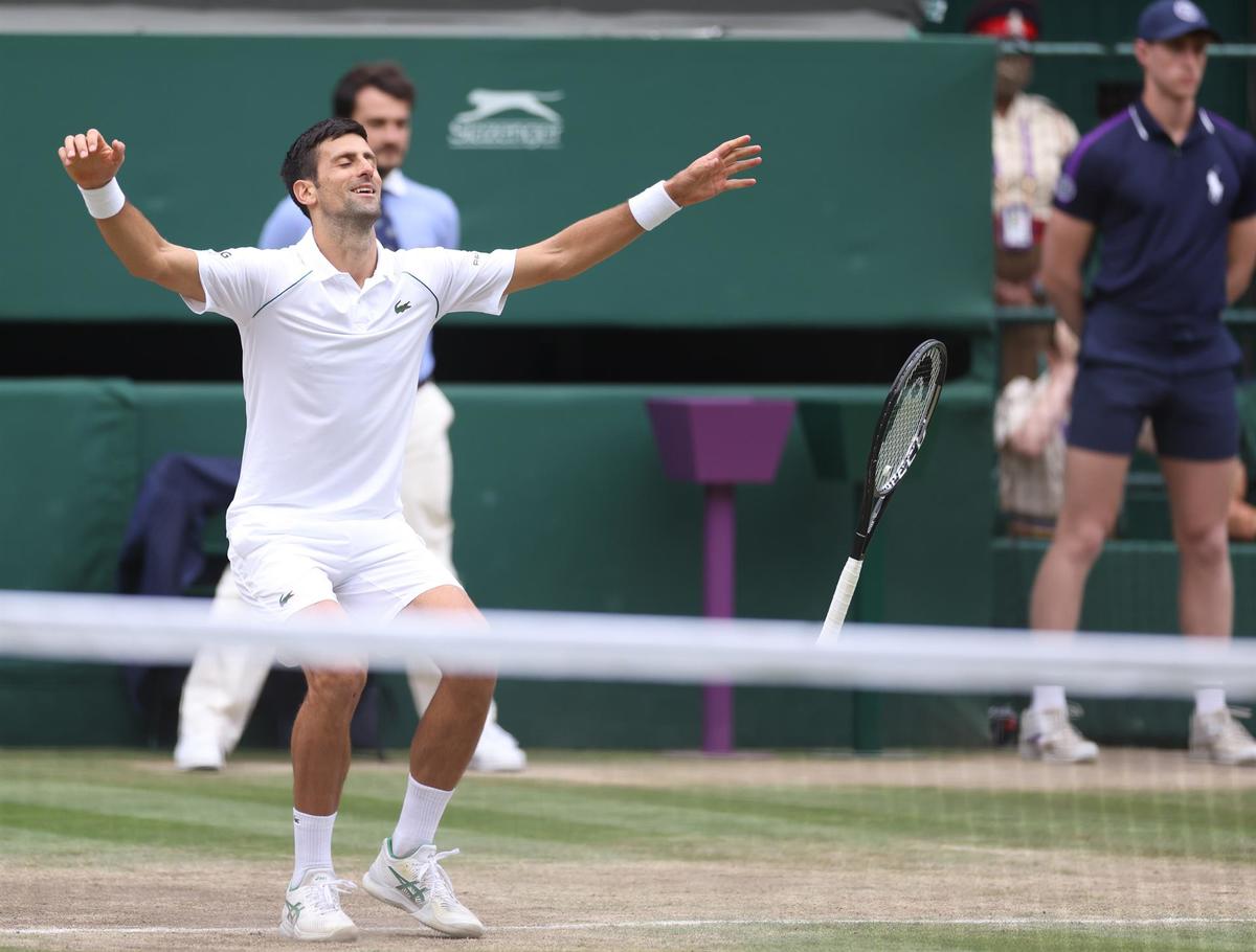Novak Djokovic se corona en Wimbledon (EFE)