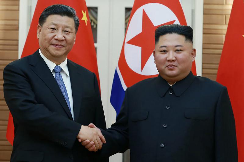 El presidente de China, Xi Jinping, y el líder de Corea del Norte, Kim Jong Un. | Foto: Archivo, AP