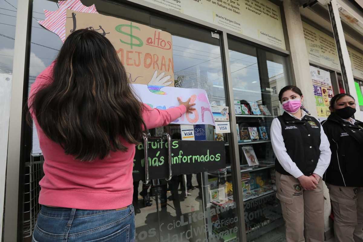 Los alumnos señalaron que  “por semestre se necesitan entre 4 y 6 libros". | Tania Contreras