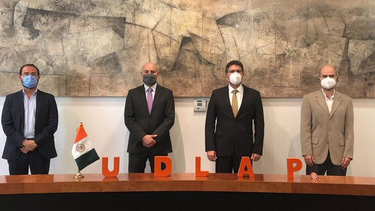 Armando Ríos Piter rinde protesta como rector de la Udlap