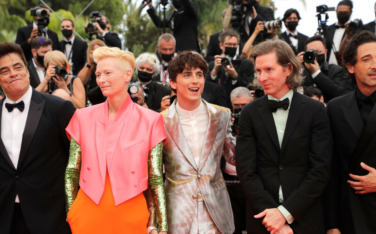 Benicio Del Toro, de izquierda a derecha, Tilda Swinton, Timothee Chalamet, el director Wes Anderson, y Adrien Brody posan a su llegada a la premiere 