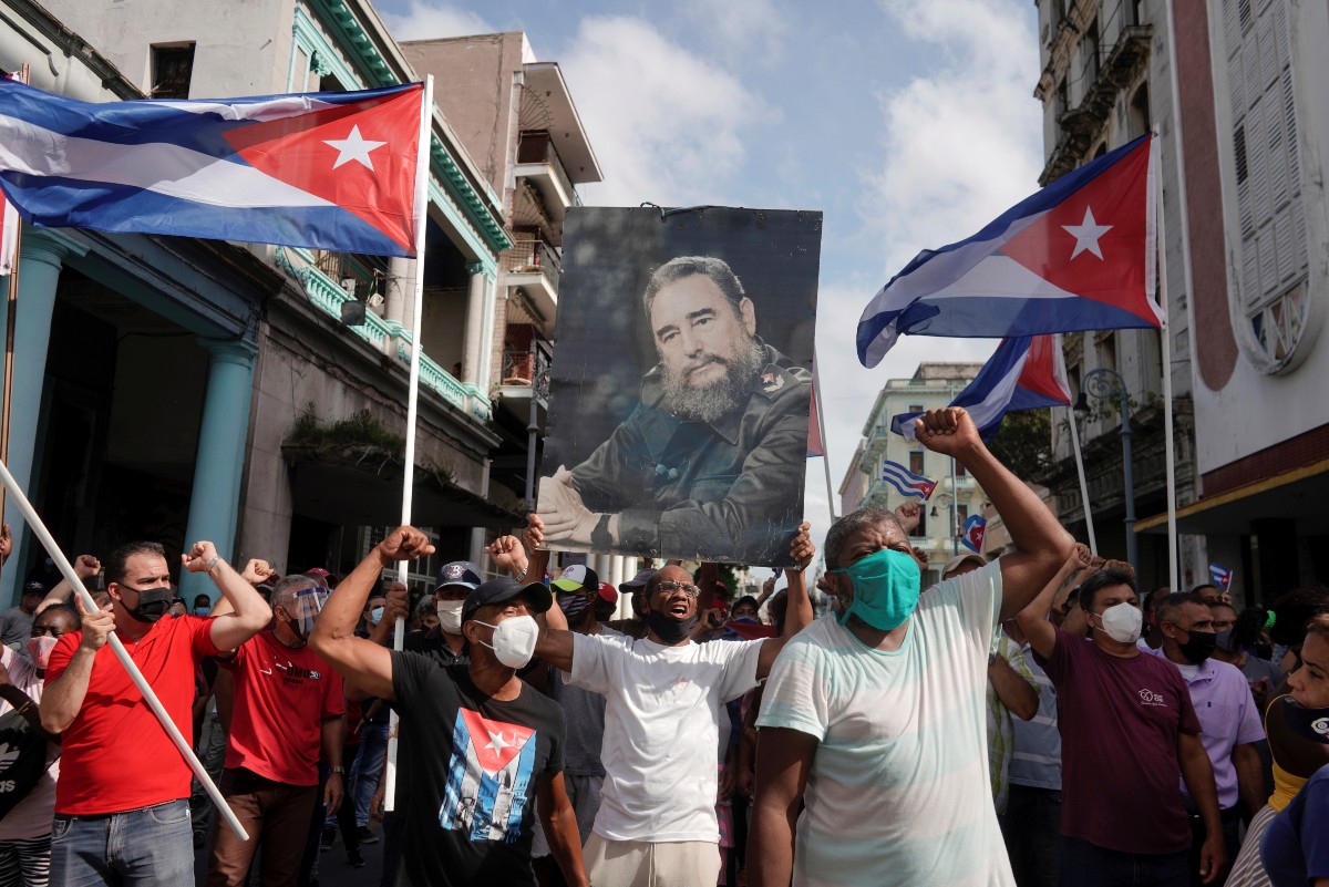 Algunos comunistas cubanos salieron como respuesta a la manifestación contra el gobierno. | Reuters