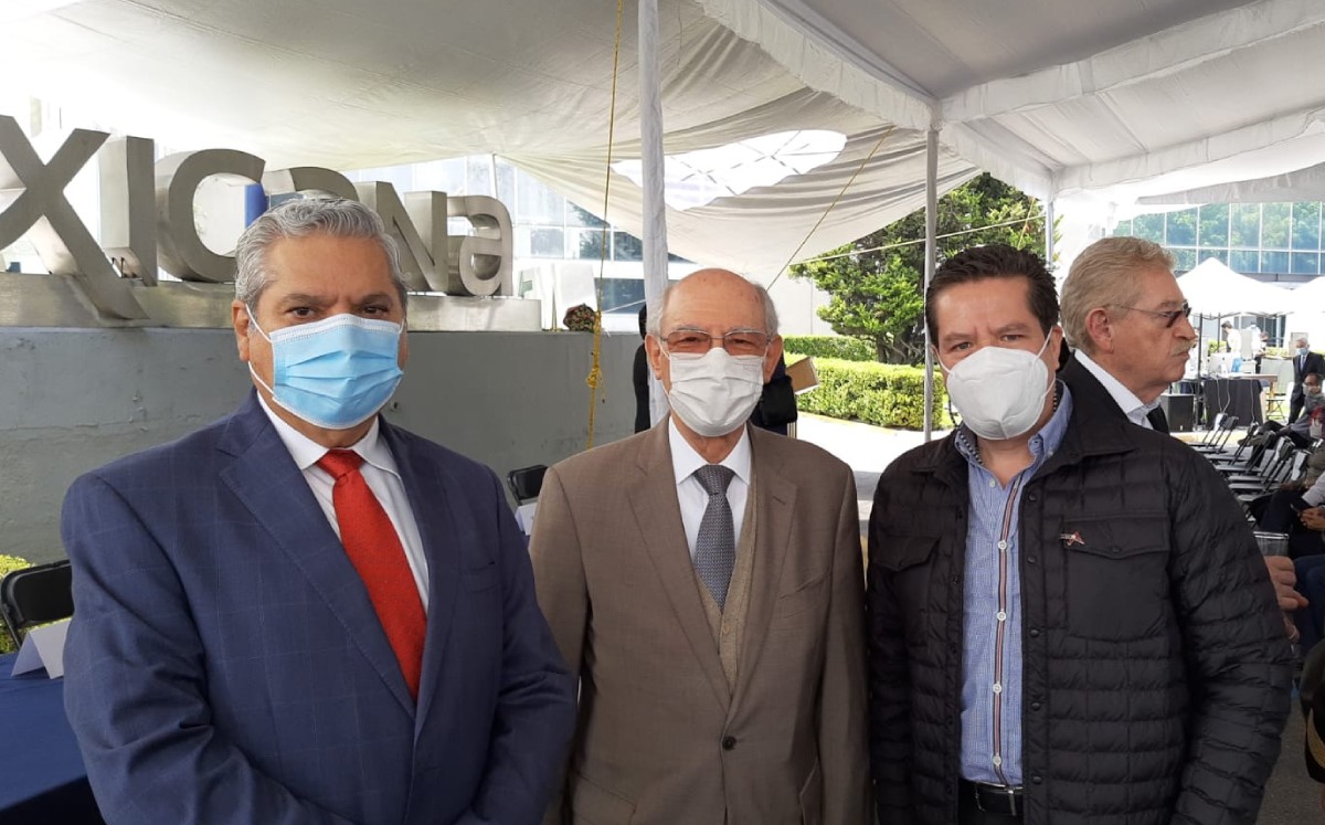 Funcionarios de la SCT dentro de las instalaciones del MRO de Mexicana de Aviación. Foto: Especial)