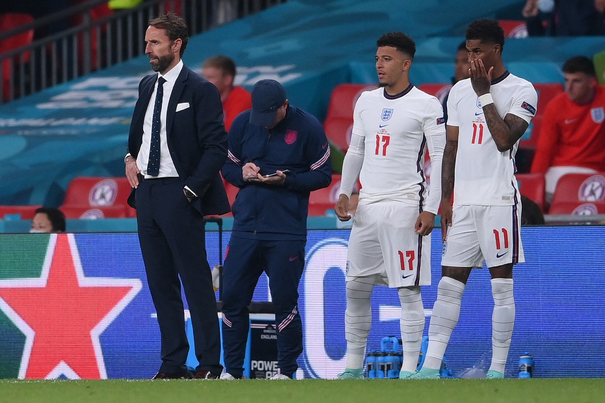 Gareth Southgate, Jadon Sancho y Marcus Rashford (AFP)