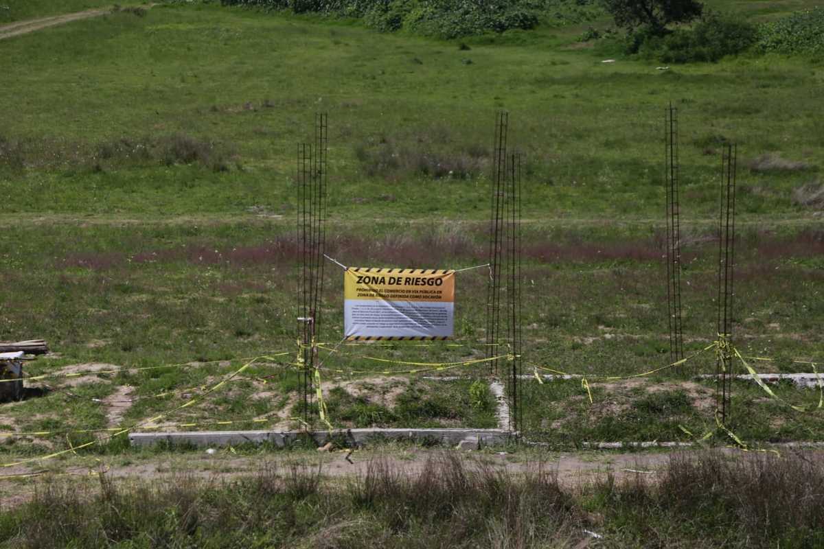 Letreros de precaución delimitan la zona del socavón. (Andrés Lobato)