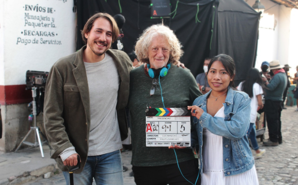 Luis Mandoki y Yalitza en set de 'Presencias' | Foto: Especial