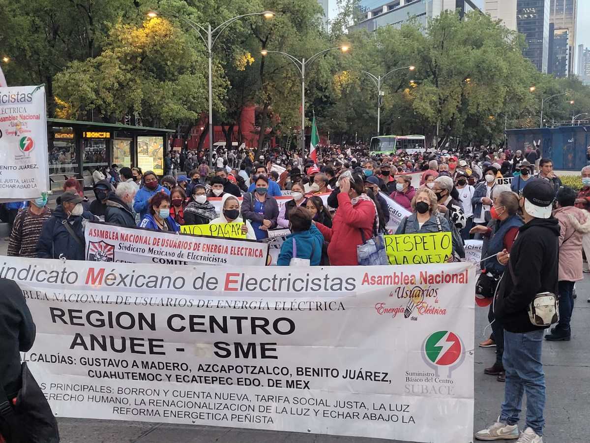 La manifestación afectó el paso en carriles de Reforma. (Ramón Ramírez)