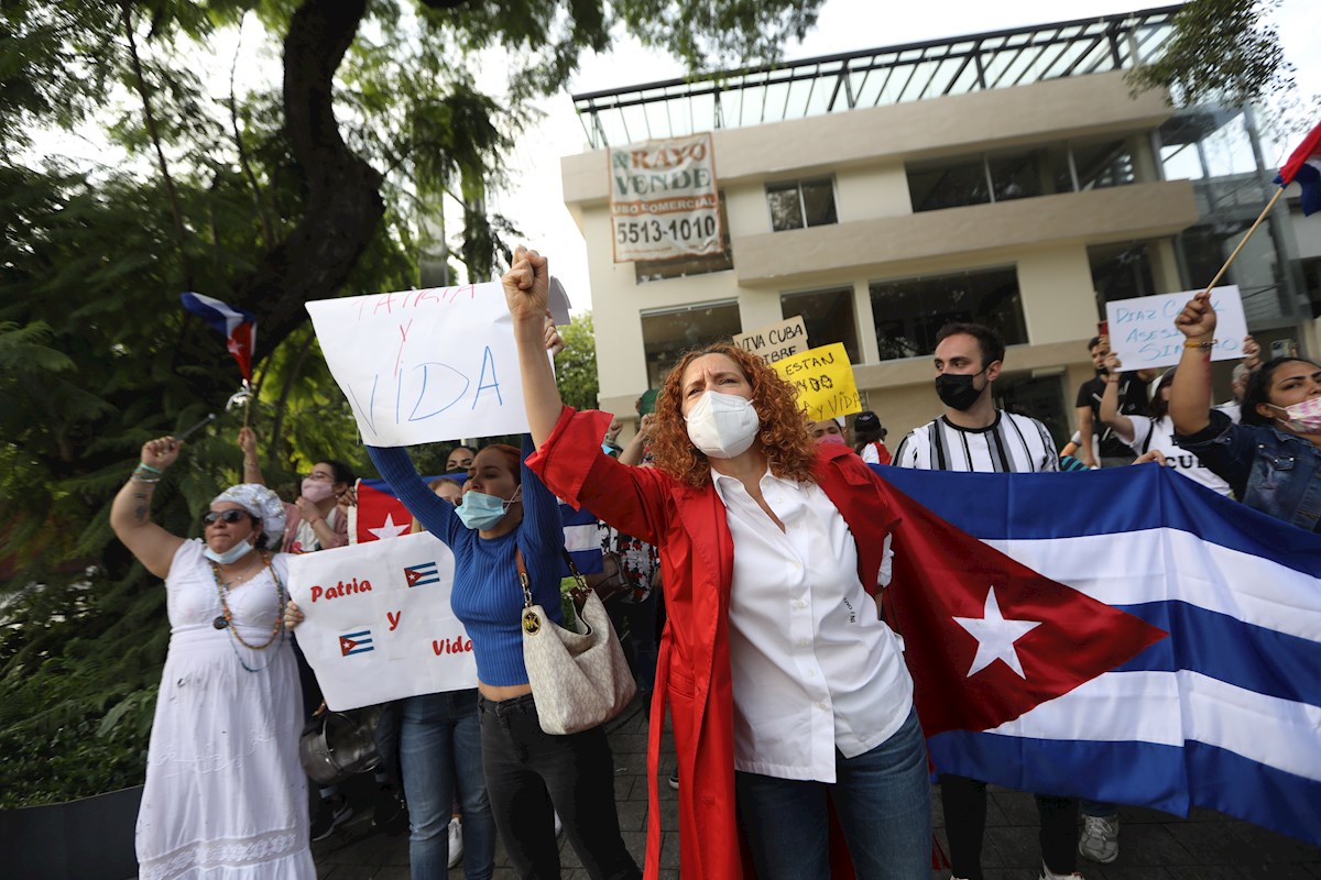 Los manifestantes chocaron en la embajada de Cuba en México. (EFE)